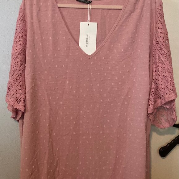 Bloomchic Tops - Mauve color baby Swiss dot crocheted sleeves